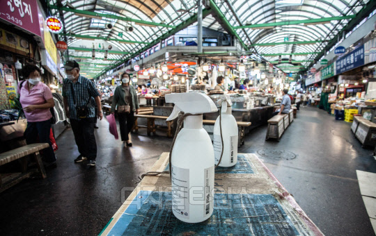 수도권의 사회적 거리두기가 2.5단계에서 2단계로 하향조정된 첫날인 14일 서울 종로구 광장시장에 방문객들을 위한 손 세정제가 놓여 있다. 박동욱 기자 fufus@